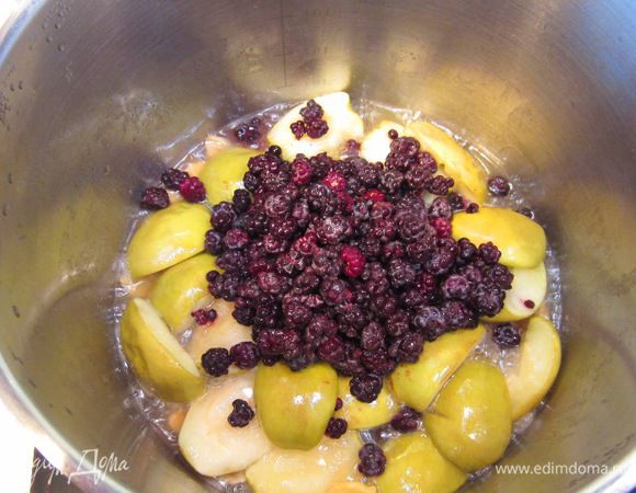 Выложите в кастрюлю ежевику, перемешайте и варите 5 минут с открытой крышкой.