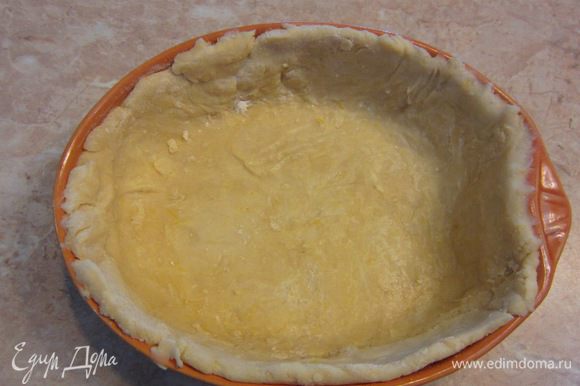 Смажьте форму сливочным маслом. Выложите тесто в форму, используя бумагу, чтобы тесто не развалилось. Выровняйте края теста.
