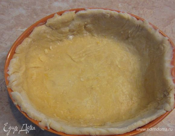 Смажьте форму сливочным маслом. Выложите тесто в форму, используя бумагу, чтобы тесто не развалилось. Выровняйте края теста.