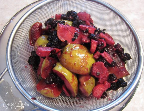 Процедите начинку через дуршлаг.