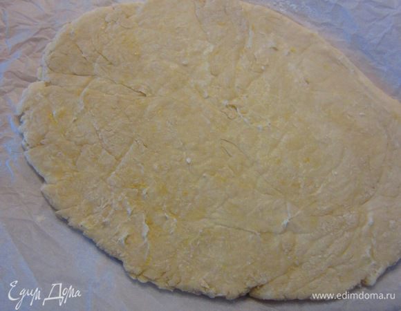 Раскатайте вторую половину теста по форме своего блюда. Я также использовал пергаментную бумагу, чтобы легче было раскатать, а потом переложить тесто.