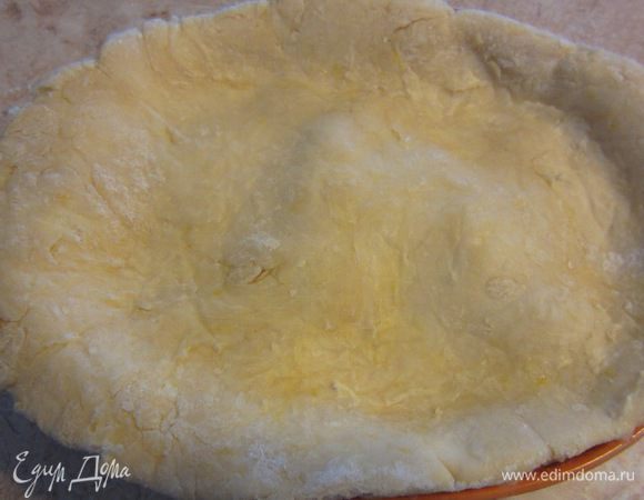Выложите тесто поверх блюда.