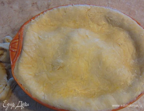 Прижмите края теста, удалите излишки теста при помощи ножа.