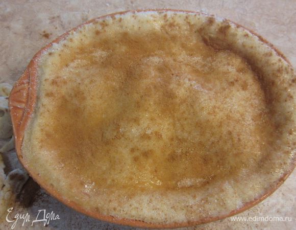 Смажьте пирог сверху остатками взбитого яйца. Посыпьте обильно сахарным песком и корицей.