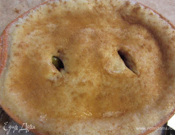Сделайте надрезы в верхнем слое теста, чтобы пар мог свободно выходить и не разорвал пирог изнутри.