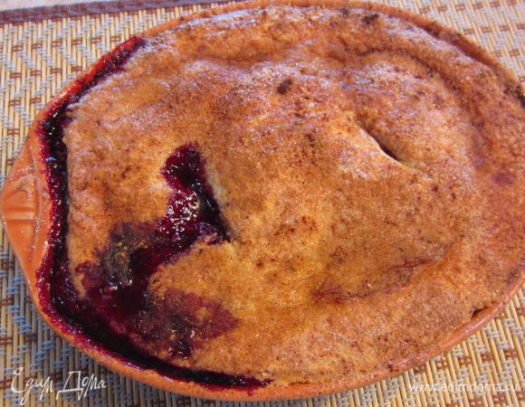 Запекайте пирог в духовке на нижней полке в течение 55-60 минут, предварительно нагретой до 180 градусов.