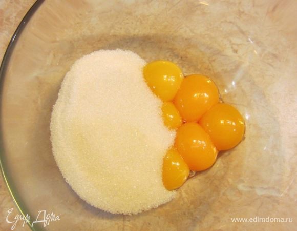 Теперь готовим заварной крем. Смешайте желтки с сахаром.