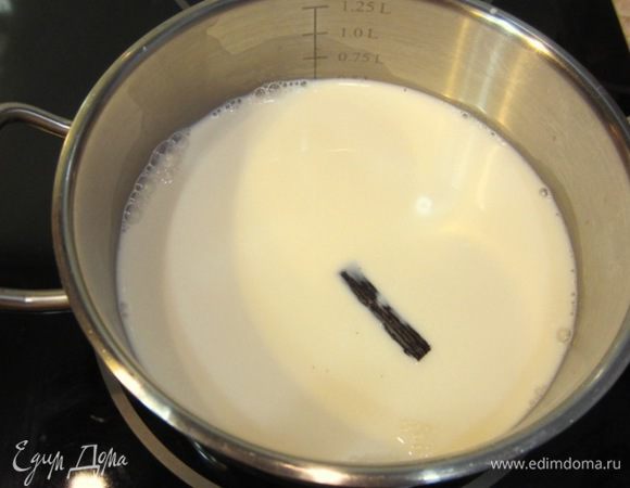 Поставьте сотейник на маленький огонь и доведите до кипения. Выключите огонь.