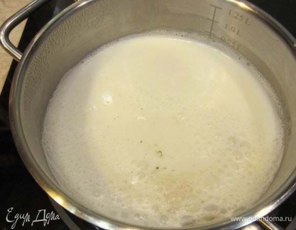 Достаньте стручок из молока и дайте молоку немного остыть.