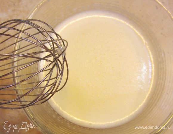 Теперь вливайте тоненькой струйкой молоко в смесь желтков с сахаром, не переставая энергично размешивать венчиком. Можете переливать молоко через сито.
