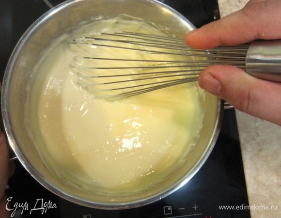 Снимите крем с огня и продолжайте интенсивно мешать еще в течение 1 минуты, чтобы крем не пригорел и не образовал комочки, т.к. кастрюля снизу все еще горячая. Переложите крем в холодную посуду и еще немного перемешайте.