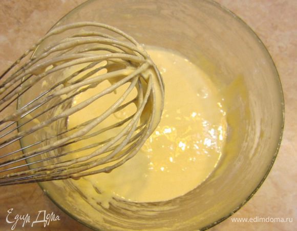 Теперь внимание! Один секрет. Чтобы не возиться с кремом, пока он остывает не накрывайте пленкой посуду, а накройте непосредственно крем. Таким образом сверху не будет доступа воздуха и пенка сверху не образуется.