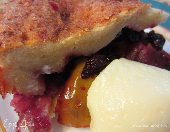 Подавайте пирог с остывшим кремом. Лично у меня крем получился очень густой и очень вкусный.