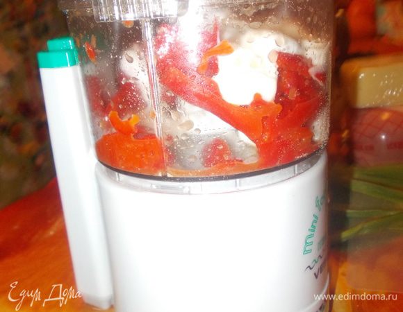 Листья салата выкладываем на тарелку.Сыр и ветчину нарезаем соломкой.Перец и йогурт кладем в чашку блендера и размалываем в пюре.