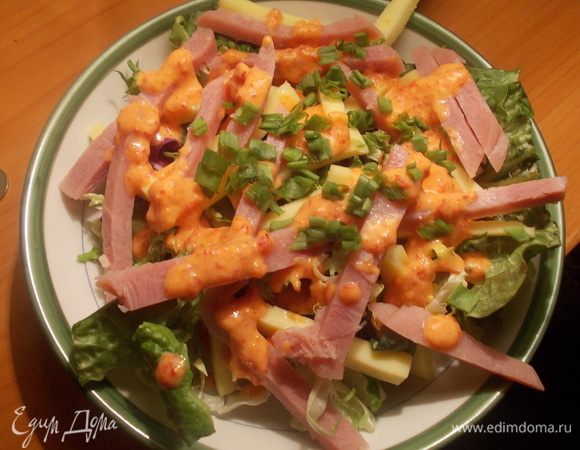 Выкладываем сыр и ветчину поверх салата.Поливаем заправкой присыпаем перышками лука и подаем.