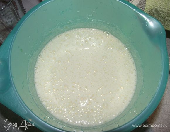 Яйца взбить с сахаром.