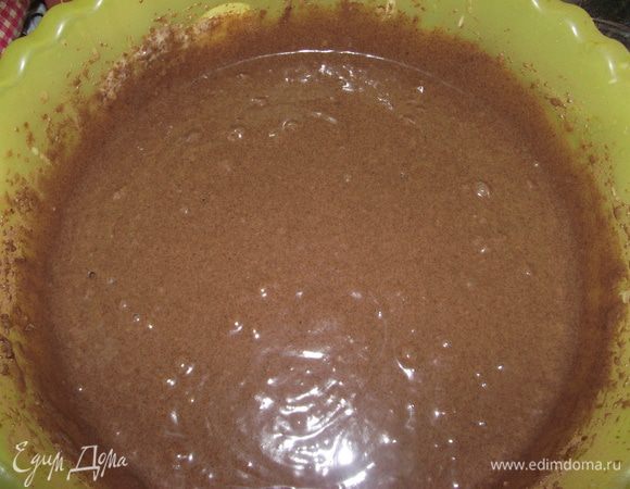 Всыпать муку с разрыхлителем, соду, какао и ванильный сахар.
Влить молоко и перемешать. Добавить стакан крутого кипятка, перемешать.