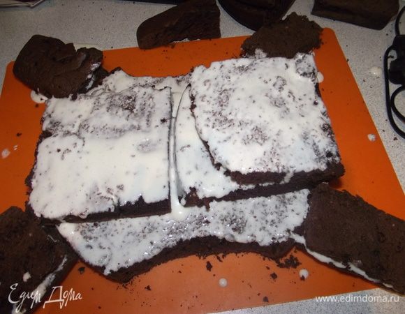 Так как мы разрезали большой бисквит пополам у нас осталась ещё одна его половина, её разрезаем на 3 квадрата, 2 идут на туловище,один на голову. Сметану взбить с сахаром и смазать бисквит.