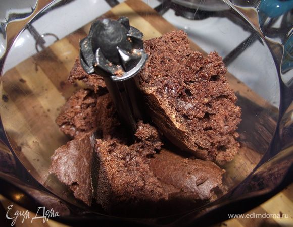 Остатки бисквита с кремом взбиваемв "пластилин". Сразу много крема не добавляете, смотрите по консистенции.