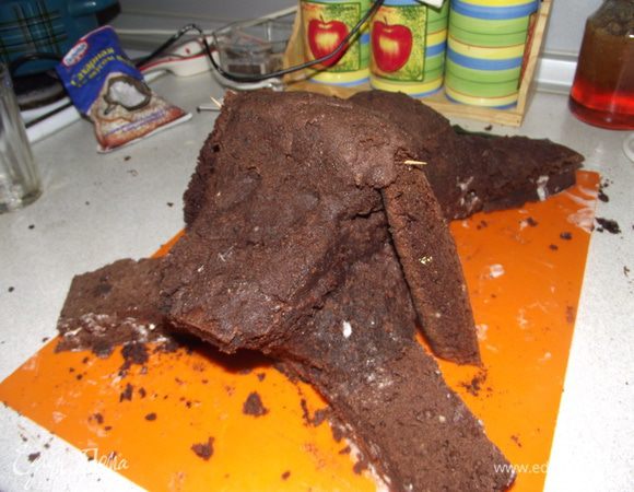 Из этого пластилина начинаем лепить нашу собачку. Но сначала по бокам её нужно сделать талию, для этого ножом отрезаем 2 одинаковых прямоугольника - это будут ушки.