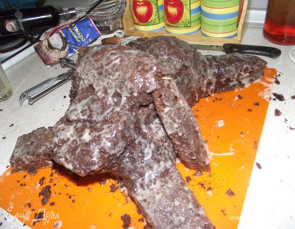 Обмазываем нашу собаку сгущёнкой и даём немного пропитаться.