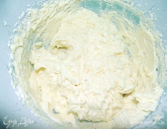 Пока делаем масляный крем взбиваем размягчённое масло с сгущёнкой и пудрой, во второй добавляем какао.