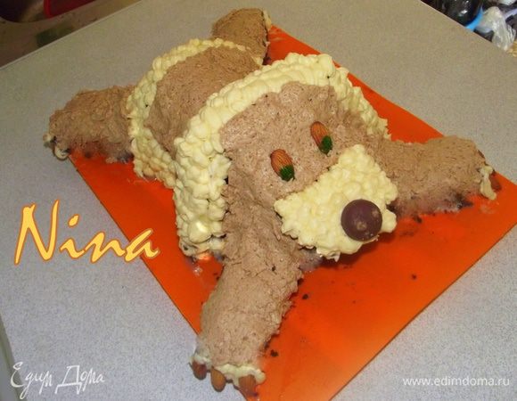 Украшаем нашу собаку кремом с помощью кондитерского мешка. Делаем нос, глаза, можно ещё язычок.