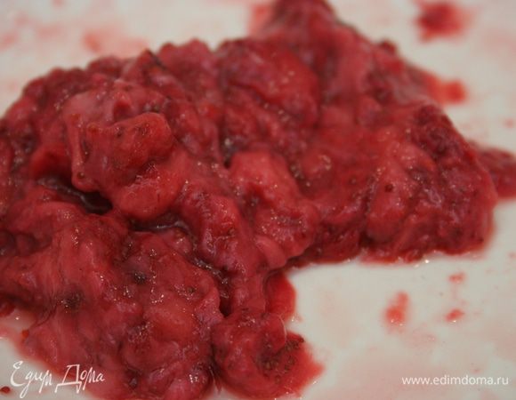 Сливаем жидкость с ягод. Разделим вишню и клубнику. Нарезаем на мелкие кусочки. Добавляем чайную ложечку сахарной пудры в клубнику.