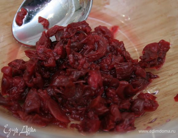 И ложечку сахарной пудры смешиваем с вишней.