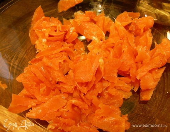 Лосось нарезаем кубиками. Трем сыр (обычный и плавленный, если используете) и лимонную цедру.
