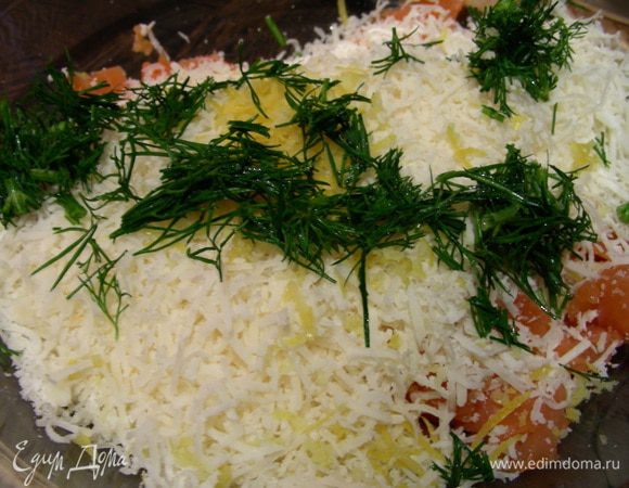 В салатнице смешиваем лосось, сыр, мелкопорезанный укроп, лимонную цедру.
