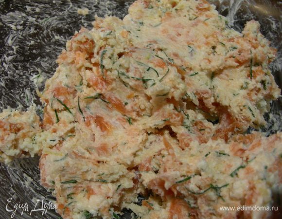 Добавляем майонез/йогурт/сметану, перец по вкусу. Консистенция должна получится "лепкой". Если получается жидковато, нужно добавить немного сыра.
