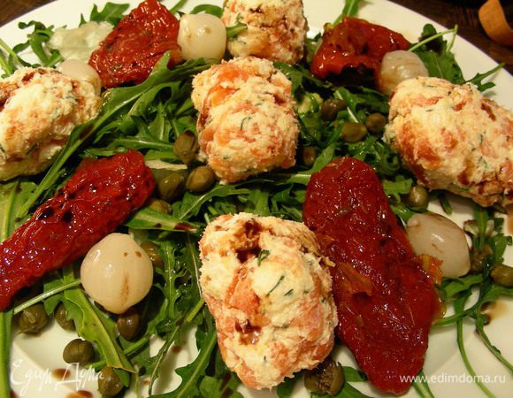 Салат: рукколу моем, сушим, выкладываем ее на тарелки. Поверх нее произвольно распределяем лососевые шарики, вяленые томаты, каперсы, маринованные луковички. Я салат не заправляла, а просто взбрызнула бальзамическим уксусом. Конечно, можно и заправить по Вашему усмотрению (например. оливковое масло+бальзамический уксус). Приятного аппетита))
