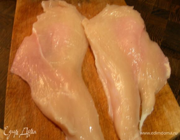 Курочку при необходимости разрезаем вдоль, отбиваем. У меня ее отбивать было нечем, поэтому я ее просто разрезала вдоль на 2 части.
