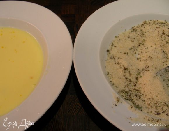 В одной тарелочке смешиваем по 1/2 ч.л. травок, в другой - панировочные сухари, 1/2 ч.л. травок, соль, перец. Яйцо с молоком немного взбиваем.

