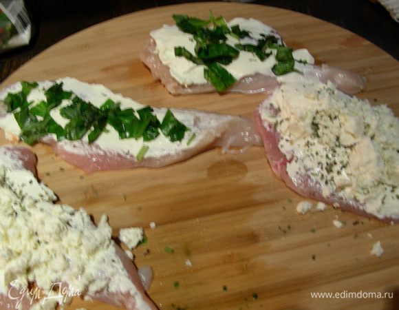 Берем кусочек филе, Распределяем по нему 1/4 крем-чиза, 1/4 травок и 1/4 часть раскрошенной феты, заворачиваем рулетиком и скрепляем зубочисткой. Мужу я делала без феты, добавляла в них свежий базилик.
