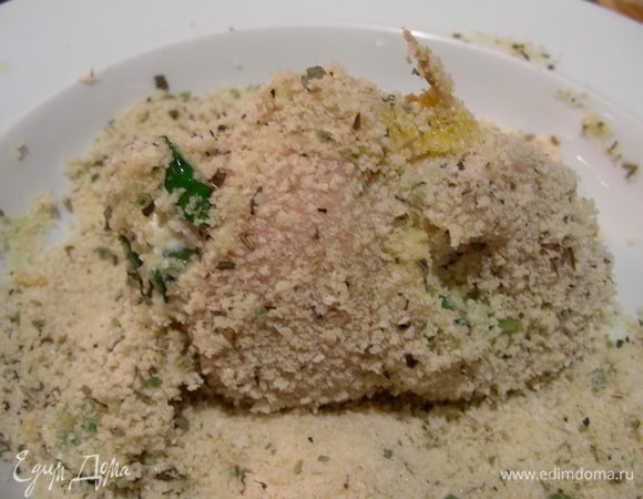 Хорошенько купаем рулетики в яичной смеси, затем обваливаем в панировке. 
