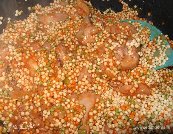 Засыпаем птитим, перемешиваем, заливаем водой(так,чтобы покрыла крупу)