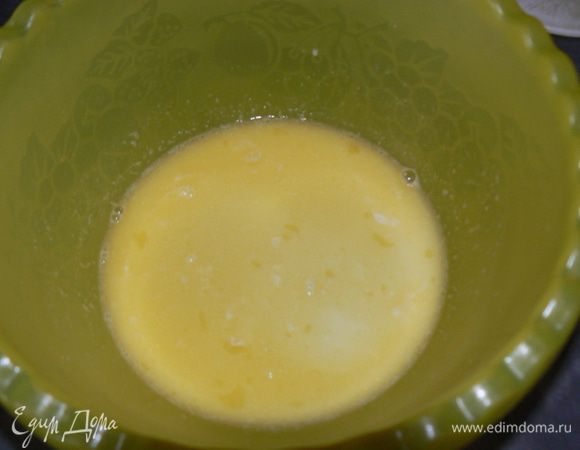  Слегка нагреть воду, молоко и масло. Вмешать в мучную смесь. 