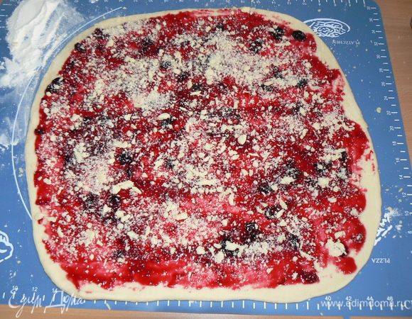 Поднявшееся тесто тонко раскатать. Нанести джем,слегка присыпать штрейзелем. 