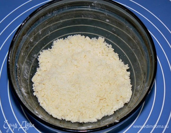 Приготовить штрейзель: муку, сахар и 15 гр холодного масла смешать перетереть в крошку.