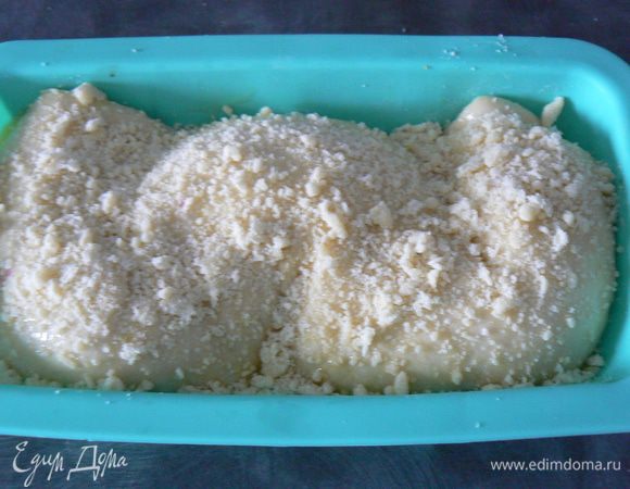  Посыпать крошкой хлеб. Накрыть полотенцем и оставить подниматься минут на 40,