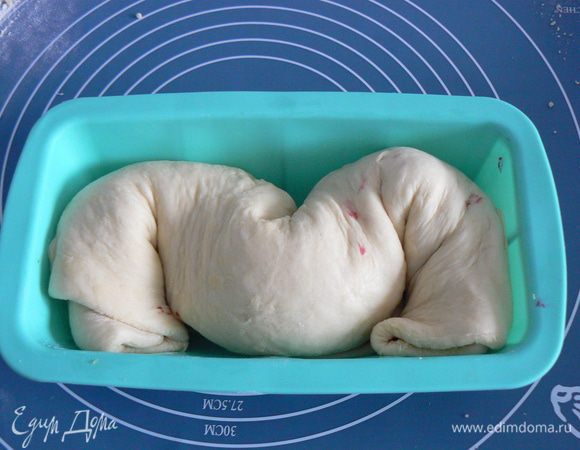 Выложить в смазанную маслом форму для кекса в форме зигзага.