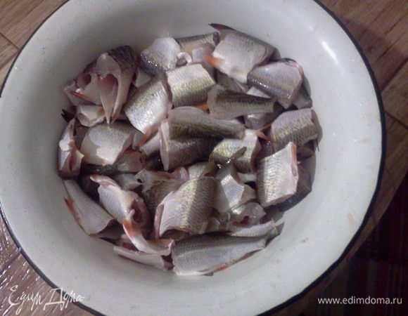 Берём речную рыбу: тарань, или лещ, или толстолобик. Чистим, моем, режим на порционные кусички.