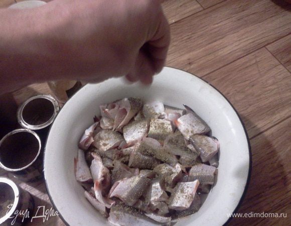 Складываем рыбу в миску, обсыпаем специями (по-вкусу) и хорошо перемешиваем. И затем складываем в кастрюлю(не в алюминевую!!!) и хорошо пересыпаем солью, ставим под прес(банка с водой) и на 2-3 суток в холодное место.