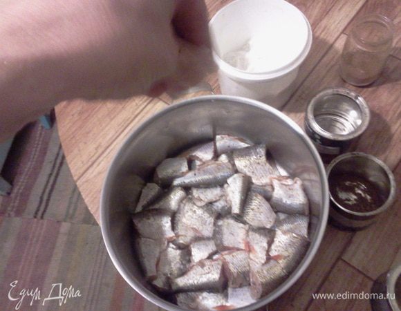 Достаём рыбу, промываем, снова складываем слоями при этом перекладываем каждый слой луком(нарезаным колечками) и заливаем 5% уксусом и оставляем на ночь. 