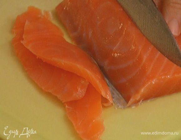 Семгу нарезать не слишком тонкими кусочками.