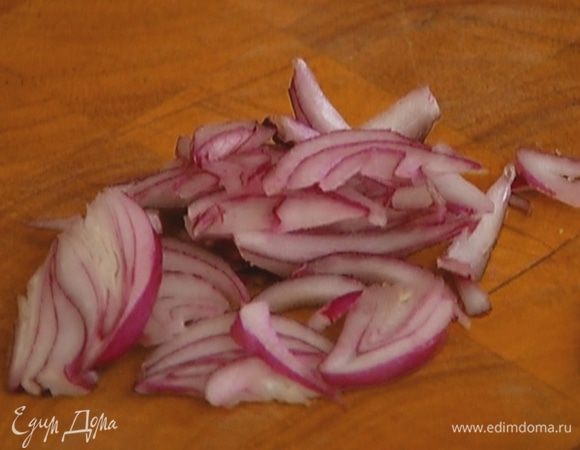 Красную луковицу почистить и нарезать соломкой. Залить уксусом и оставить на пару минут.