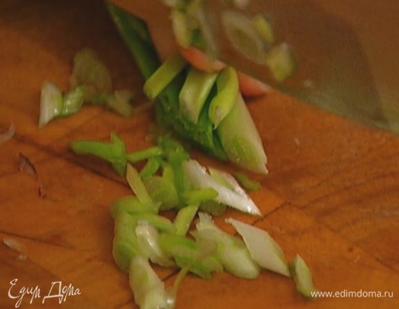Зеленый лук мелко нарезать и посыпать салат.