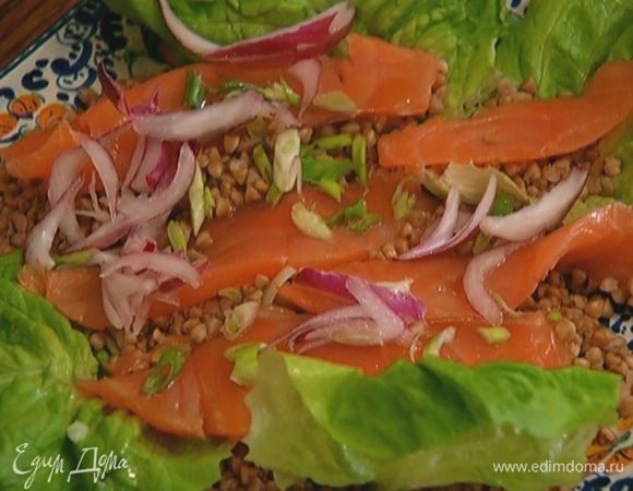 Сверху разложить красный лук.